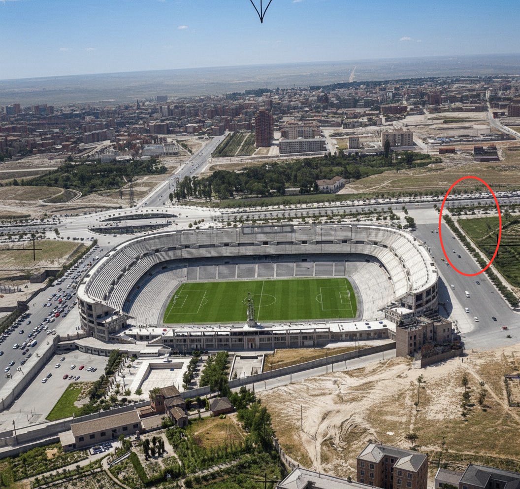 Que cabronazo Bernabéu construyendo un estadio rodeado de edificios. Lo que debieron sufrir los vecinos con las obras. Especialmente los del edificio Feygon, en el círculo de la foto, sede de Ruido Bernabéu