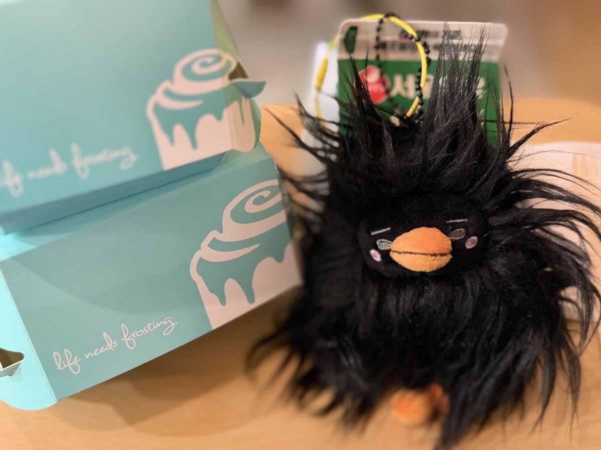 본가가는 공항에서, 유니폼과 함께 있는 펭펭이들을 보며 내적(!) 반가움을 표함.