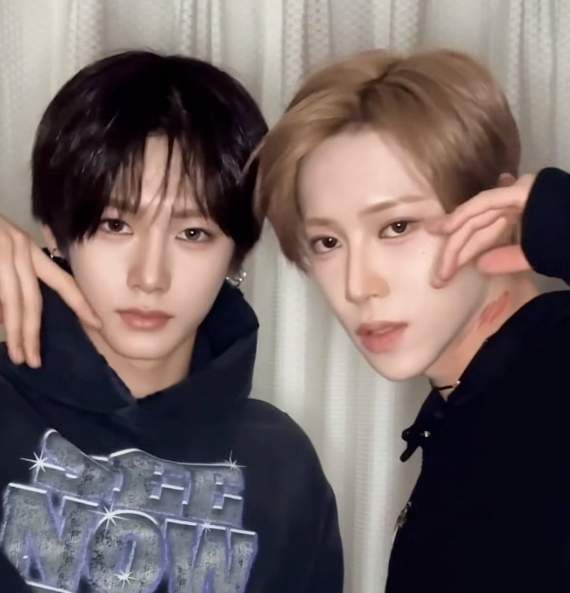 誰が首にキスマ💋付けたんだよ
アンシンですか？(ちがいますよね？え、ちがいますよね？)