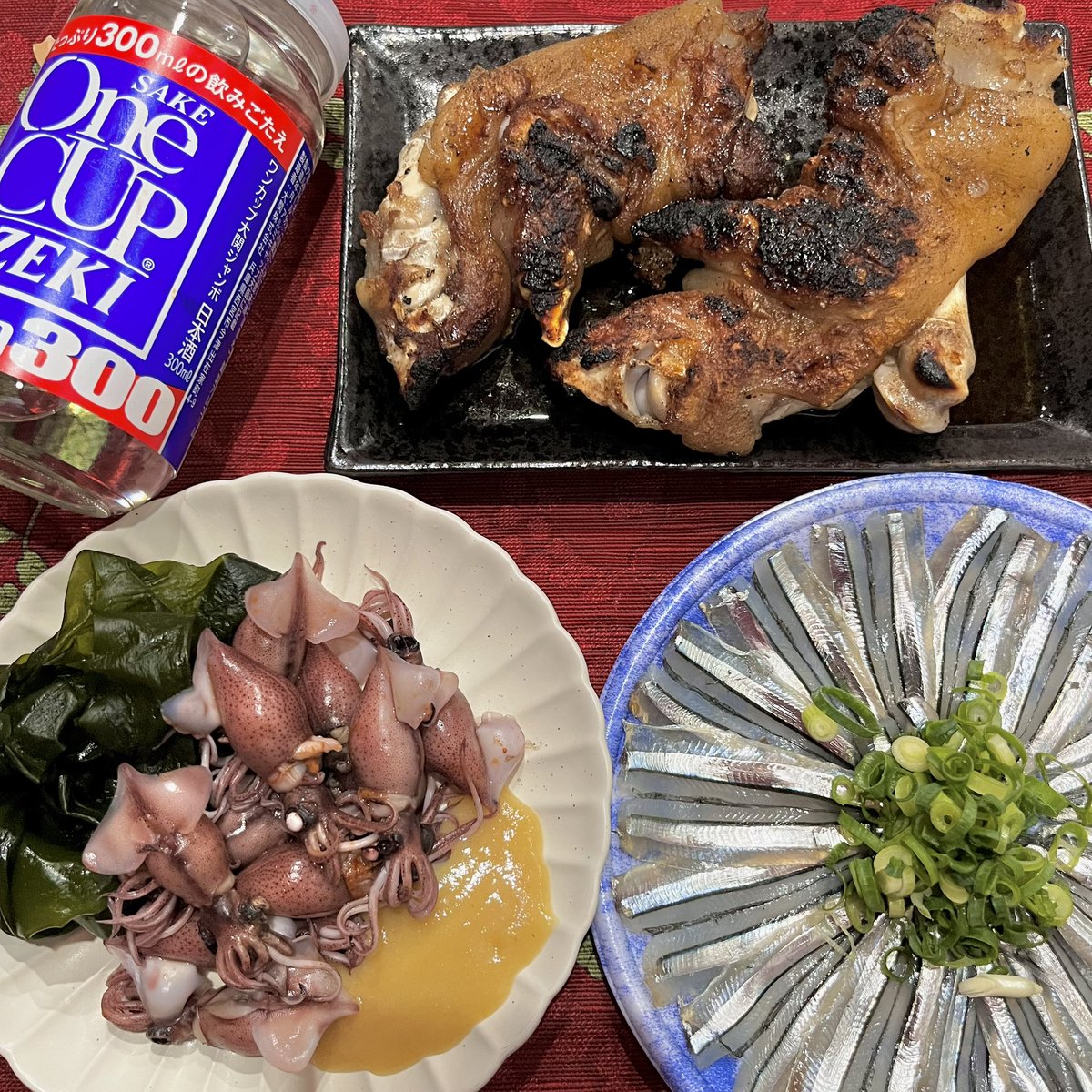 withOneCUPOZEKI's tweet photo. スーパーで買うキビナゴの刺身は、
たいして美味しくない。
わかっちゃいるけどつい買っちゃう🫣

・キビナゴ刺身
・ホタルイカ酢味噌
・豚足炭火焼き

とはいえ、
キビナゴの淡白で上品な甘さ、
だいすき❤️

／
かんぱーーーーい
＼

#ワンカップ大関
#ワンカップ大関ジャンボ
#ワンカップ大関と私 https://t.co/PRYi599LeZ