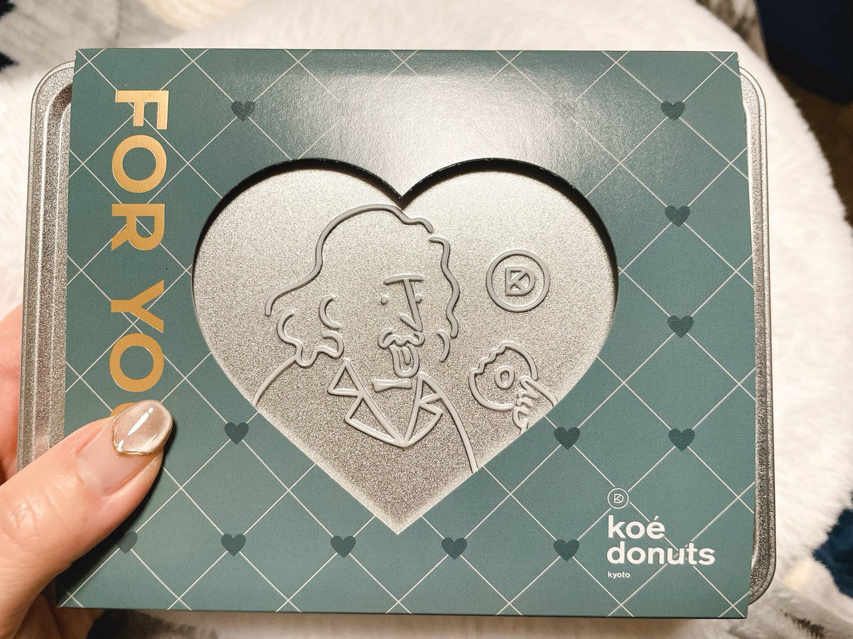 職場の先輩から可愛いクッキー缶貰った…ど、、どうしよう。
バレンタイン職場の皆であげあっこしたから、
ホワイトデーはスルーだと思ってたのにっ！

なんも考えてなかった💦
どうしよー💦💦💦