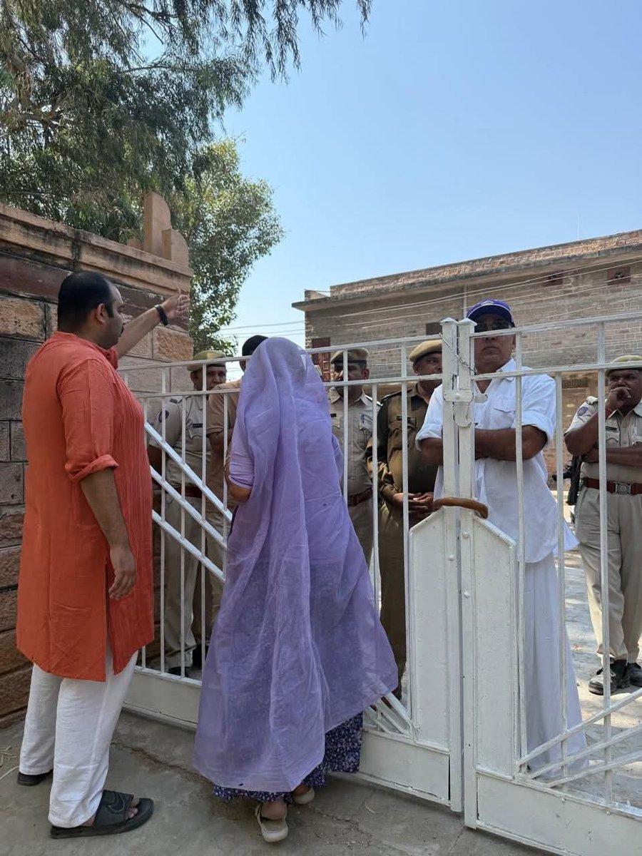 Sunilvijay's tweet photo. शायद मानवेंद्र सिंह ये भूल गए कि अपने चार अंगरक्षकों के साथ सामने खड़ी उस चट्टान से टकरा रहे है, जिसके सुहाग को देश ने अपना रक्षा मंत्री बनाया था।😔
#Jasol @ManvendraJasol https://t.co/at88TwmJXd