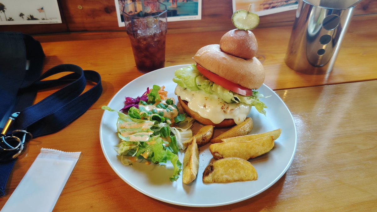 rgbgscrsedpp's tweet photo. お知り合いの方にオススメされた #Kaju_Burger 豊田店( @KajuBurger )へ行きました。車との写真はないけど、次回は「城號( #セリカXX )」で行こうと思ってます♪ https://t.co/wbTaxkNIaM