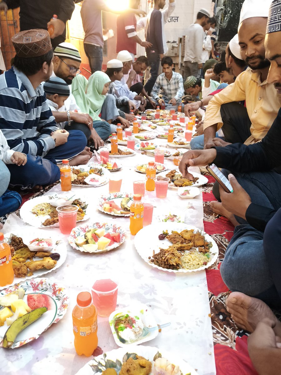 MsShanu63890's tweet image. रोज़ा रखकर जो सब्र का मज़ा आता है,
दिल को रब के क़रीब बहुत ले जाता है।
भूख-प्यास भी लगती है इबादत जैसी,
रमज़ान हर गुनाह को धो जाता है। #twitter #aftaar #roza