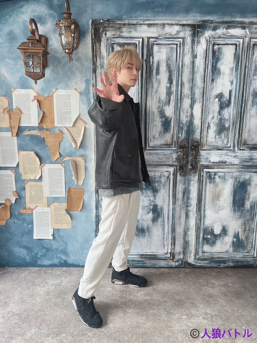 #人狼バトル グッズ用写真
 撮影時のオフショット📸
—————————————
3/29開催 
lies and the truth 2026 MARCH
#市川太一 さん(<a href="/ta1_1kawa/">市川 太一</a>)🐺
—————————————
＊チケット抽選受付中▶livepocket.jp/e/jinroubattle…

男性声優9名による頭脳戦をお楽しみください！