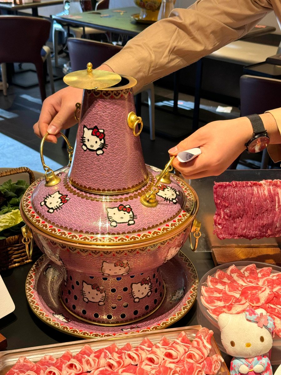 jamshadshareef's tweet photo. 「十年未见的老伙计，碰杯时还是当年的笑眼 火锅蒸汽里裹着满桌回忆，下次见面，不许再隔这么久��！」， https://t.co/4YNIJ5Ao2N