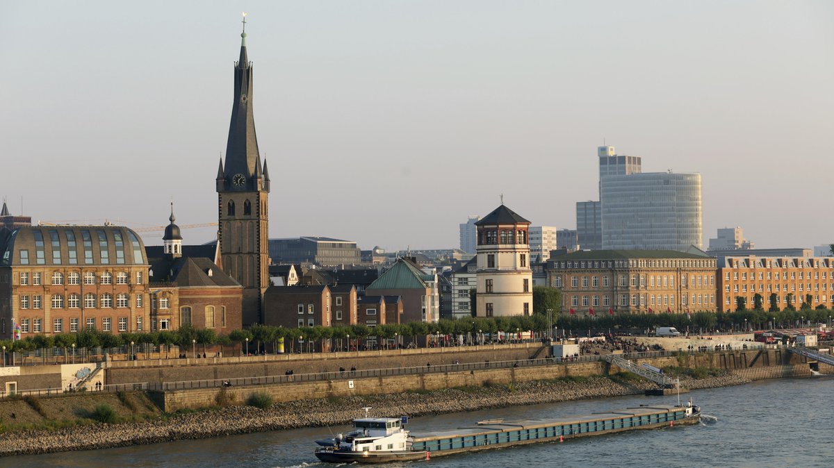 RenewsTweet's tweet image. Die Landeshauptstadt @Duesseldorf ist Energie-Kommune des Monats März 🏆

Um bis 2035 klimaneutral zu werden, setzt die Stadt auf eine umfassende #Wärmewende, den Ausbau von #PV und die gezielte Aus- und Weiterbildung von #Fachkräften.

Zum Porträt ➡️ …ie-kommunen.unendlich-viel-energie.de/energie-kommun…