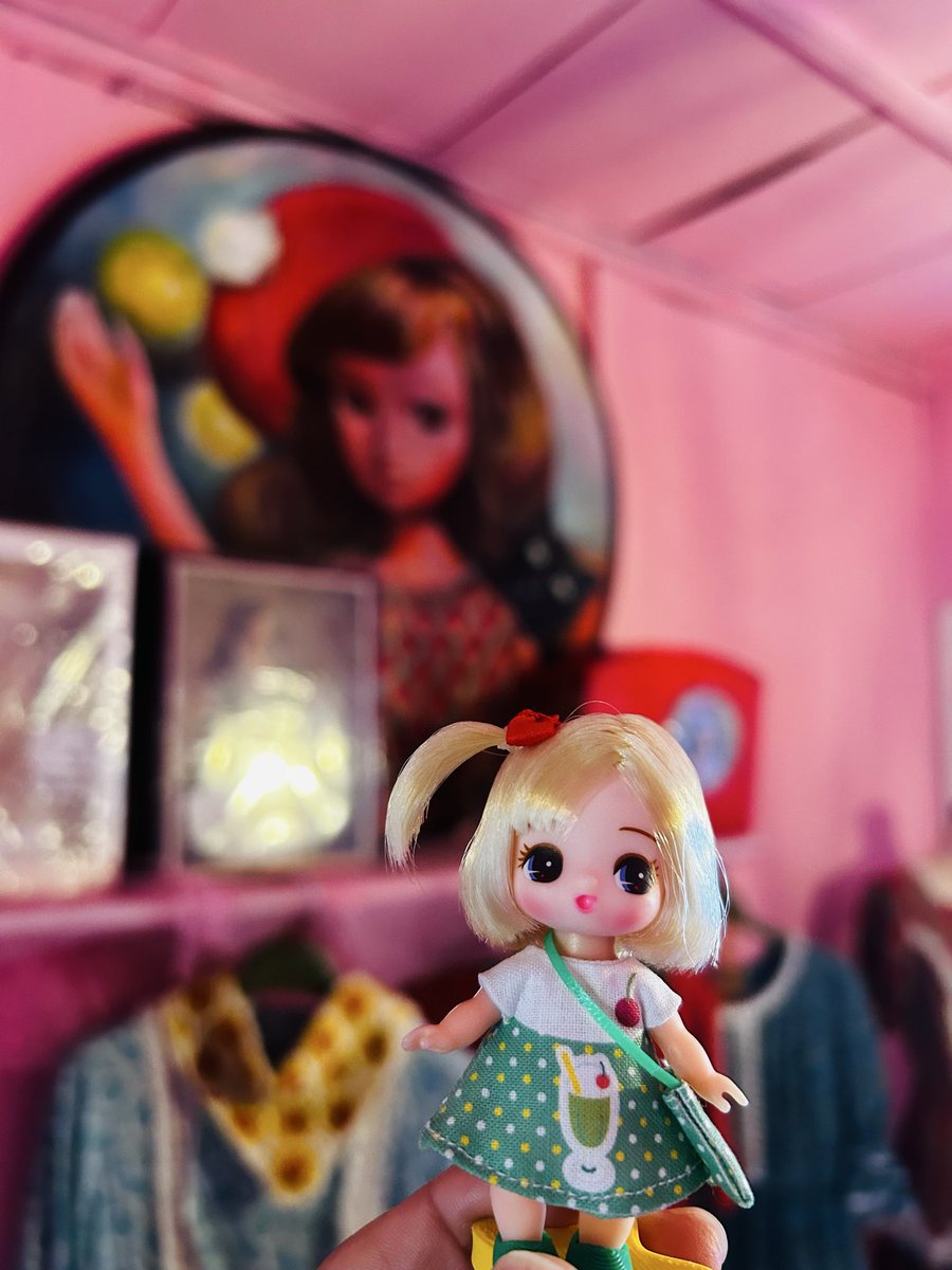conerudoll's tweet photo. ピピネラキッチンでおやつして（ケーキめっちゃ美味しかった❤️）2階に上がらせていただいた。2階の店主さん不在で残念でしたが、めちゃくちゃかわいかった✨夢の実物大リカちゃんハウス！！鴨居が最高！！❤️でかいwリカちゃんと撮影させてもらったけど、人間がリカちゃんになった方が良さそうw素敵ー❤️ https://t.co/Vhiu5apJFV