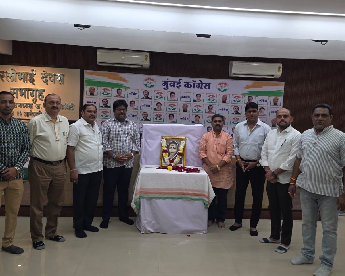 RajhansSpeaks's tweet photo. क्रांतीज्योती सावित्रीबाई फुले यांच्या स्मृतिदिनानिमित्त राजीव गांधी भवन, मुंबई काँग्रेस पक्ष कार्यालयात त्यांच्या प्रतिमेला पुष्पांजली वाहून अभिवादन करण्यात आले.
@VarshaEGaikwad @INCMumbai @INCIndia
@AslamShaikh_MLA https://t.co/8bccZXzQTa