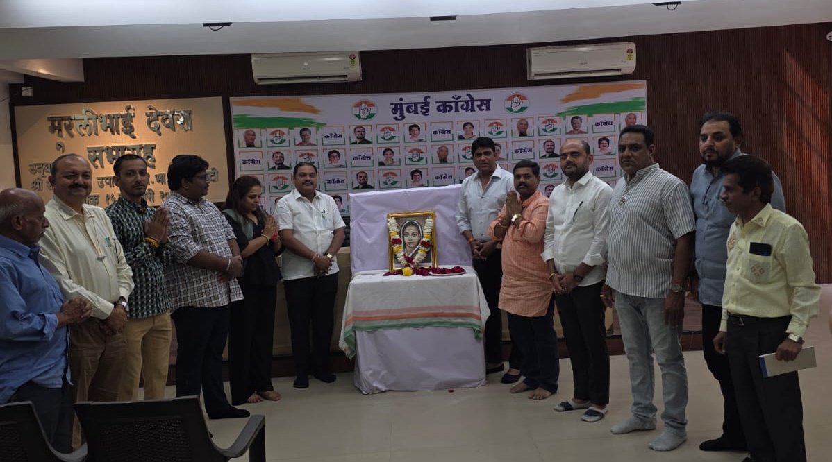 RajhansSpeaks's tweet photo. क्रांतीज्योती सावित्रीबाई फुले यांच्या स्मृतिदिनानिमित्त राजीव गांधी भवन, मुंबई काँग्रेस पक्ष कार्यालयात त्यांच्या प्रतिमेला पुष्पांजली वाहून अभिवादन करण्यात आले.
@VarshaEGaikwad @INCMumbai @INCIndia
@AslamShaikh_MLA https://t.co/8bccZXzQTa