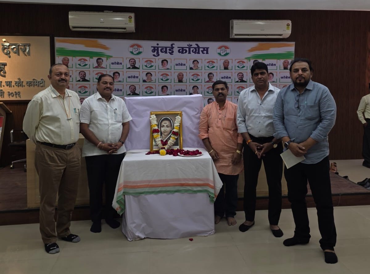 RajhansSpeaks's tweet photo. क्रांतीज्योती सावित्रीबाई फुले यांच्या स्मृतिदिनानिमित्त राजीव गांधी भवन, मुंबई काँग्रेस पक्ष कार्यालयात त्यांच्या प्रतिमेला पुष्पांजली वाहून अभिवादन करण्यात आले.
@VarshaEGaikwad @INCMumbai @INCIndia
@AslamShaikh_MLA https://t.co/8bccZXzQTa