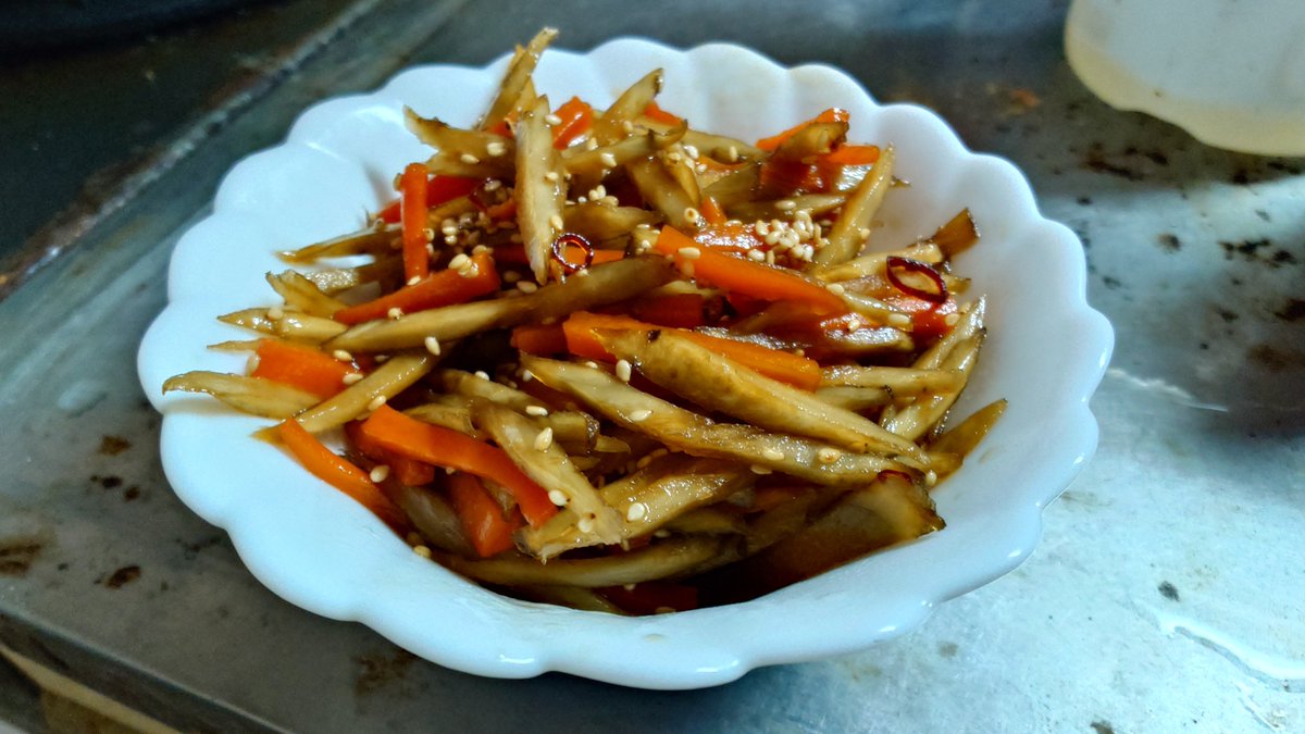 たまにはこういう料理も、きんぴらごぼう。気持ち甘めに仕上げたら美味しく出来た(*´∀｀)