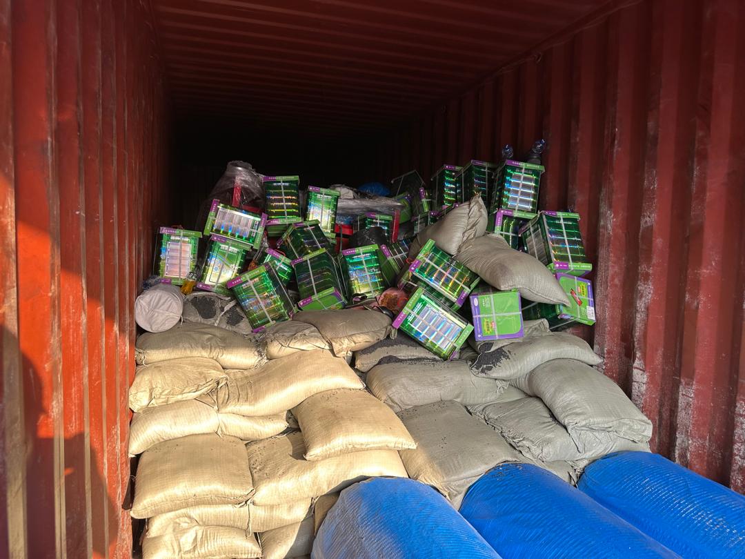 probasuele's tweet image. 🚨 #RDC #Bas_Uélé : Bonne nouvelle !
Les matériaux pour la construction du stade moderne de #Buta sont arrivés le 09 mars. Financés sur fonds propres du gouvernement provincial, ils comprennent granulés, sable siliceux et équipements pour banc de touche

🚧 La machine est lancée!