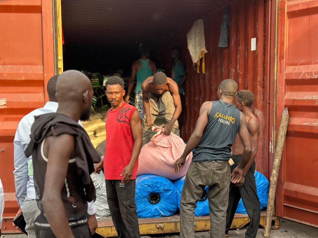 probasuele's tweet image. 🚨 #RDC #Bas_Uélé : Bonne nouvelle !
Les matériaux pour la construction du stade moderne de #Buta sont arrivés le 09 mars. Financés sur fonds propres du gouvernement provincial, ils comprennent granulés, sable siliceux et équipements pour banc de touche

🚧 La machine est lancée!