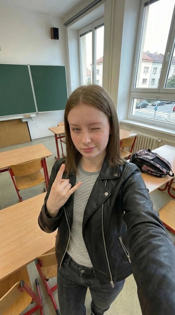 SkolackaSara's tweet photo. Jedna ze školy. Jsem drsná co? Ale radši bych byla jen tatínkova hodná holčička 😘 Pokud by si chtěl být, tak mi dej repost https://t.co/uBJNlRx4lW