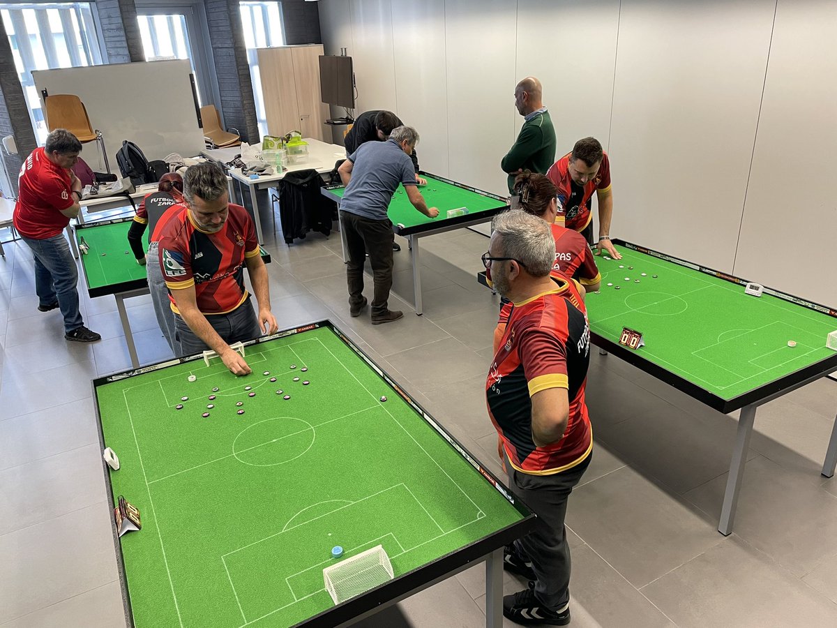 FChZaragoza's tweet photo. @RUBENONE3 Seguimos disfrutando el #FútbolChapas con la misma pasión de infancia, hoy siendo todo un juego de mesa ⚽️👌🏻🥳
Ya somos +30 clubes por toda España, en los que podéis practicar y competir a nivel local y nacional 🏆
+ Info en https://t.co/sEmvNHnYr5
@FutbolchapasLFC https://t.co/2zUJHXccQ0