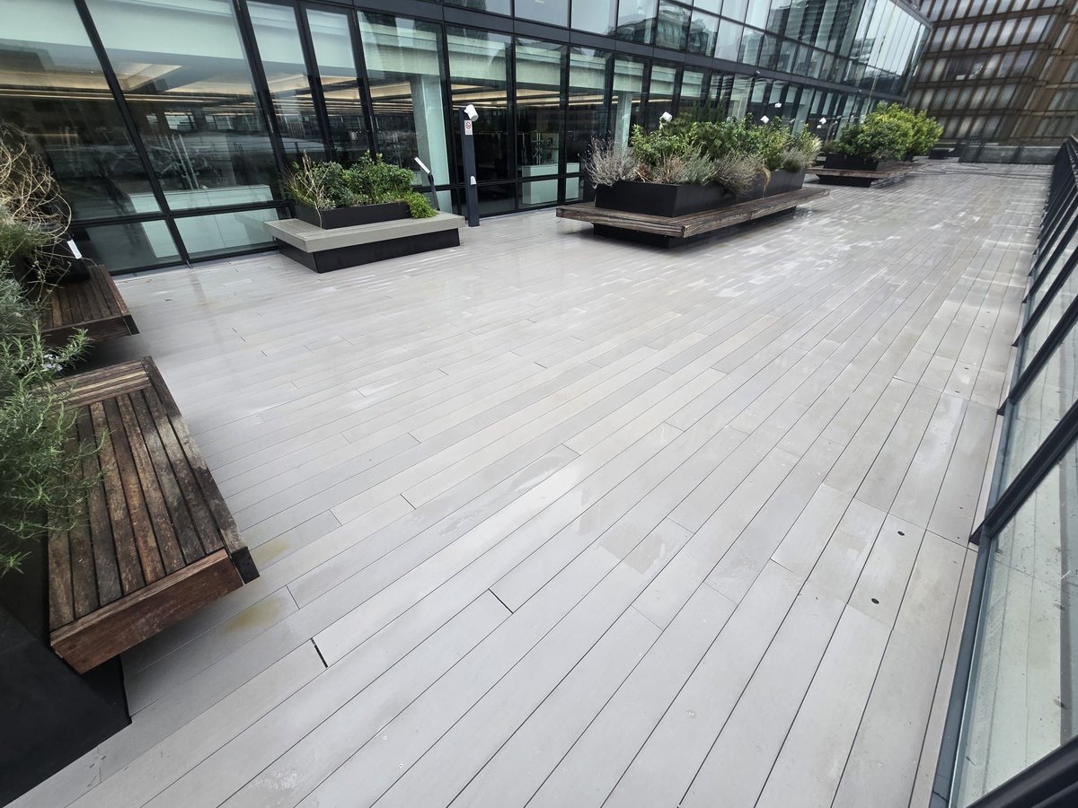 simplecleanuk's tweet photo. 👉 Over 1,000+ sq m of decking and benches were completed across the 8th and 9th floors in this city block, all with limited access and barely any water supply. 📲 020 8916 2237 #simpleclean #commercial #property #landlords #building #flats #officespace #roof #driveways #paths https://t.co/gN93uVkxvy