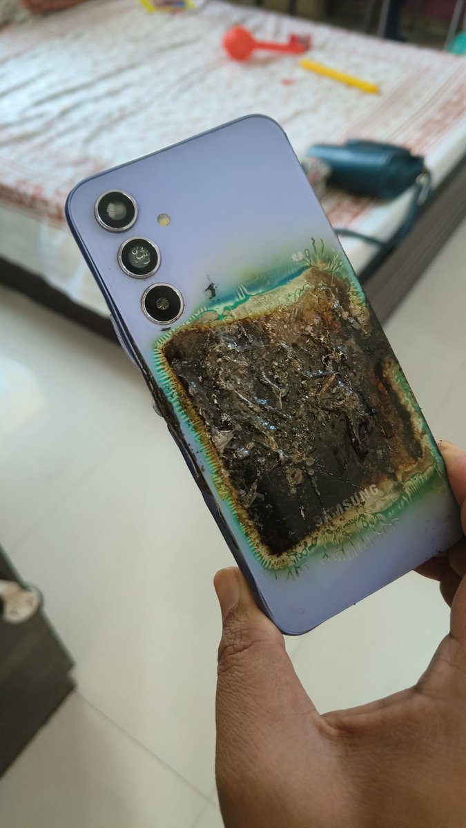 SandeepPatnaik_'s tweet photo. My wife #Samsung  device suddenly experienced battery thermal breakdown and started burning, while on charge, with fumes filling the room, posing a major safety risk to her and my 4 year old son.
Requesting immediate attention! @jagograhakjago @SamsungMobile #BatterySafety https://t.co/cdoR8xqrAQ