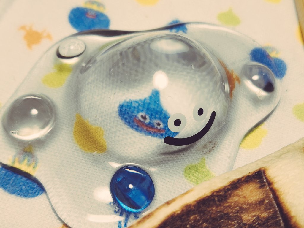 はぐれメタルは口から補食した獲物を体内でじっくり時間を掛けて溶かし吸収する。これはその模様を鮮明に捉えた世界でも珍しい貴重な一枚。