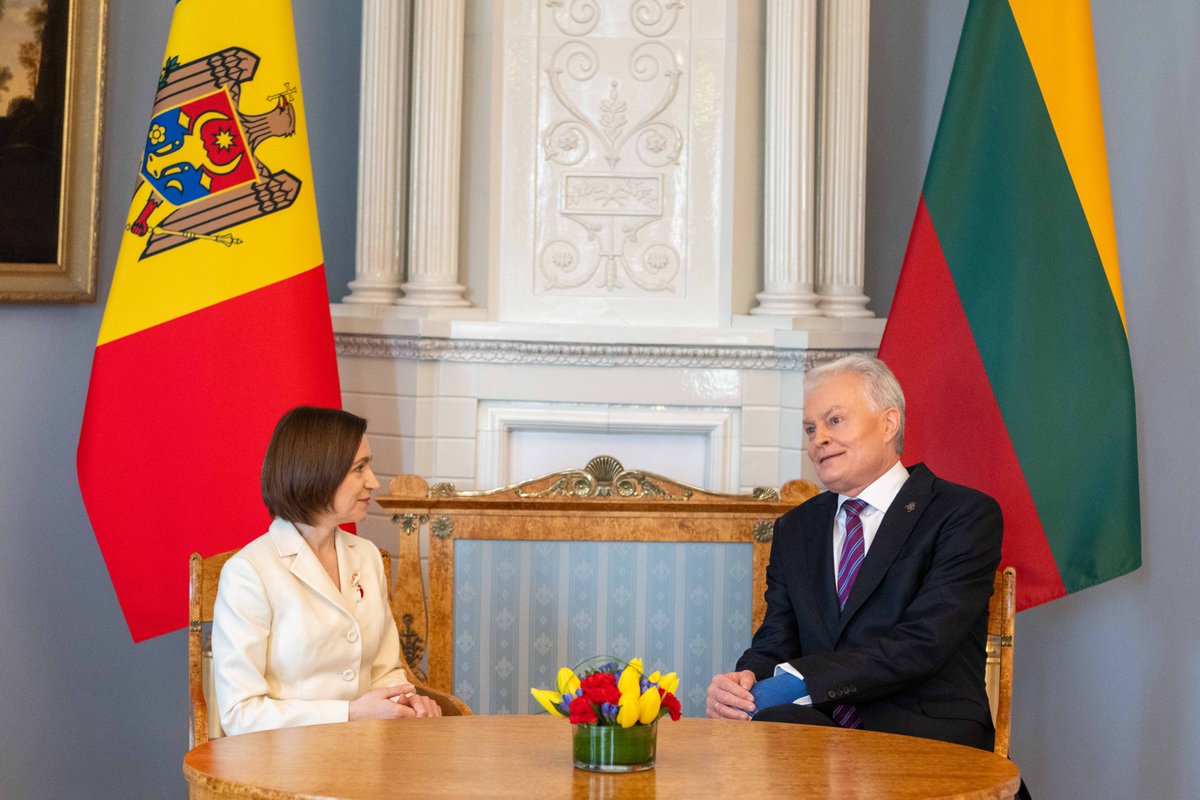 GitanasNauseda's tweet photo. A warm meeting with the President of Moldova, @sandumaiamd, who is visiting Lithuania on an official visit.

I welcome the progress Moldova achieved in implementing reforms despite challenging circumstances. We encourage continuing and accelerating the necessary EU-related reforms, making them irreversible and ensuring that their benefits are felt and clearly understood by 🇲🇩society.

We firmly support Moldova’s aspiration to become a full member of the European Union by 2030.