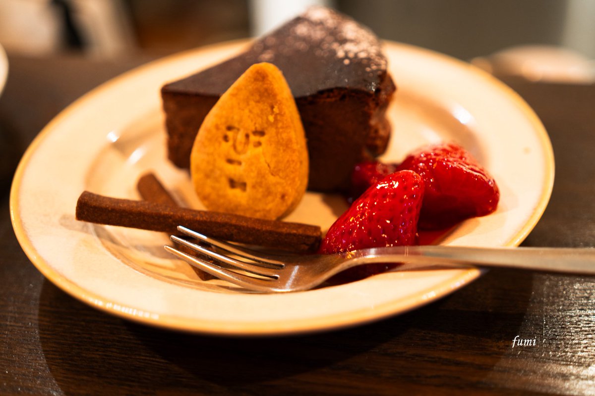 kuma45kuma's tweet photo. 4番目のルシール:カフェサンマリンで
カレーをいただきました,,>᎑<,,
大変美味しく頂きました、リピ確定！
からの夕方「エスプレッソをひとつで」
チョコチーズケーキ(￣▽￣)ﾆﾔﾘｯ
エスプレッソは2つ
※写真の水平申し訳ない、気持ち悪いか  も

#水島商店街
#4番目のルシール
#カフェサンマリン
#エスプレッソをひとつ
#α7CR