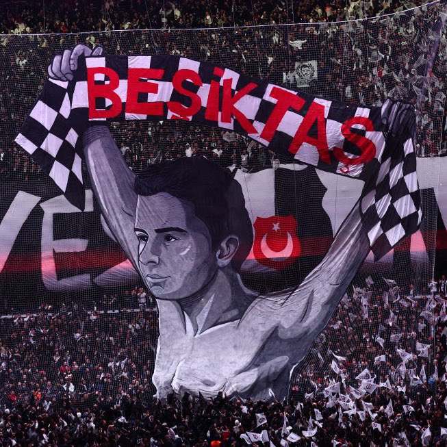 90PlusGoal's tweet photo. 📍 Alen Markayan:Koreografide ince bir detay var”

Beşiktaş'ın Galatasaray derbisinde gerçekleştirdiği koreografide yer alan taraftar Osman Çifçi'nin paylaşımı:

"Fotoğraftaki bu an 2007 yılında Liverpool'un stadı Anfield'da yaşandı. Şampiyonlar Ligi'nde Beşiktaş'ın 8-0'lık ağır yenilgisinden sonra bile atkımı kaldırmış şekilde orada duruyordum. Benim için bu bir utanç anı değildi; kulübüme duyduğum sevginin ve sadakatin bir anıydı.

Geçtiğimiz cumartesi inanılmaz bir şey oldu. Beşiktaş Stadı'nda bu an, büyük bir taraftar organizasyonu ve etkileyici bir koreografi ile yeniden canlandırıldı. Yıllar sonra, stadyumdaki 40 binden fazla insan ve dünyanın dört bir yanındaki milyonlarca Beşiktaş taraftarı tarafından bu şekilde onurlandırılmak beni derinden etkiledi.

Bu, Beşiktaş'ın gerçekten ne anlama geldiğini gösteriyor: sadakat, gurur ve sevgi, en zor anlarda bile.

Bu, asla unutmayacağım bir şey. 🦅 "
