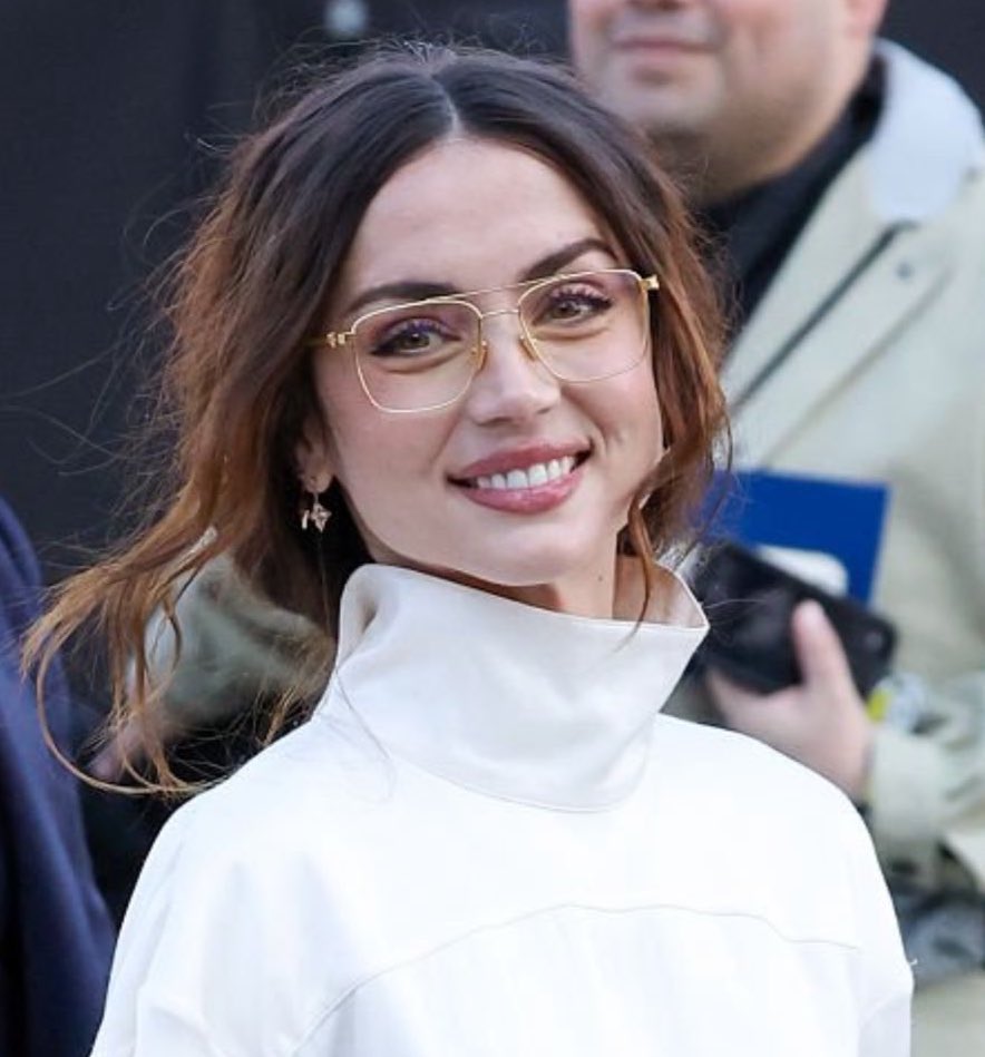 anadearmasdaily's tweet photo. ANA DE ARMAS IN PARIS TODAY, OMG https://t.co/oPZo7lbc41