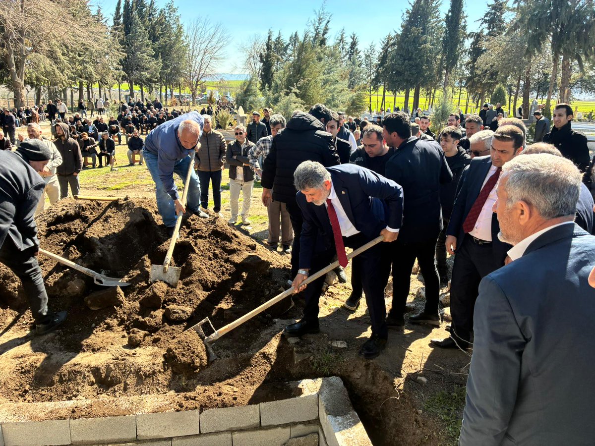 milliyolgm's tweet photo. “Genel Başkanımız Sayın Remzi Çayır’ın kıymetli annesi, bugün Abbaslar Remzi Çayır Sosyal Tesisleri’nde kılınan cenaze namazının ardından son yolculuğuna uğurlandı.

Merhumeye Allah’tan rahmet; başta Genel Başkanımız Sayın Remzi Çayır olmak üzere ailesine, yakınlarına ve sevenlerine sabır ve başsağlığı diliyoruz.

Mekânı cennet, makamı âli olsun.

Milli Yol Partisi” 🕊️ #remzicayir @RemziCayirMilli