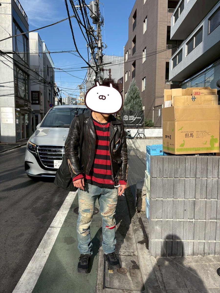usamarian_0916's tweet image. 中学から履き続けてるUNDERCOVERの68デニムに、ボーダーカットソーと、10年ぐらい前に買ったblackmeansのシドモデル

おっさんになっても結局この頃の服が一番好きで、着てて落ち着く
足元だけは歳に合わせてOnのクラウドモンスターで楽してる
#UNDERCOVER #blackmeans #On #アーカイブ