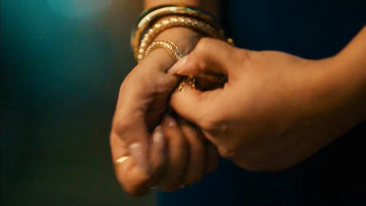 mannatkichabi's tweet photo. —“tum to kal shaadi krke yha se vida hojaogi"

aadhya looks like she has a happy family but in reality her dad treats her like crap. every attempt to talk to him spikes her anxiety &amp; she clings to her bracelet for comfort. broken &amp; unseen, she finds solace online.
#doduniyaekdil https://t.co/r8SdrMde6s
