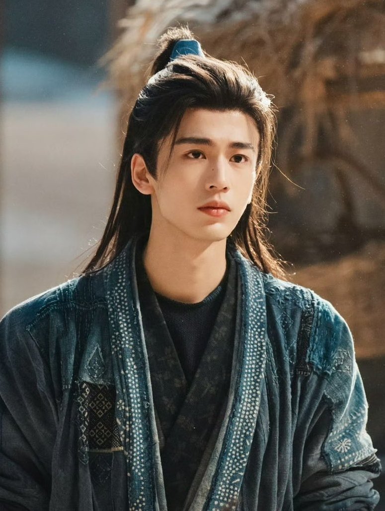 roshieverse's tweet photo. He has the kind of visuals where we can’t say he should keep stay in Hengdian or be locked into modern https://t.co/w3sMGmDODq