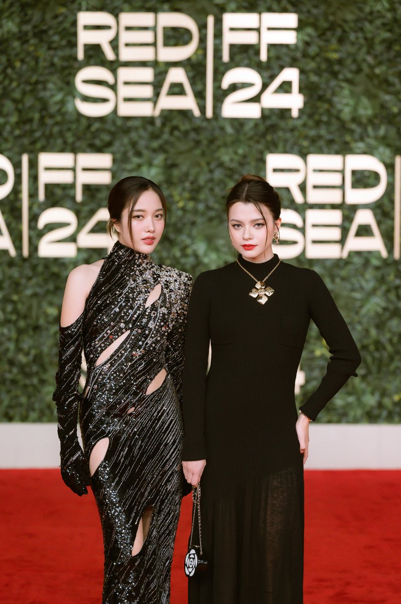 Toeythaa's tweet photo. @srchafreen @AngelssBecky 🖤✨

#RedSeaIFF24
#TheNewHomeOfFilm

Photographer : toey.boonyarit 📸

#ช่างภาพ #toeyboonyarit #photographer
Tel : 062-5492916 (เต้ยบุญ) ☎️ https://t.co/vGWbQmElKp
