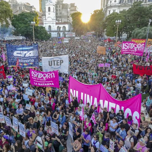 Clarín decía algo chiquito y La Nación directamente se lo salteó en la tapa. Mirá vos. La masiva marcha de ayer por el día de la mujer. El gobierno desmantela las políticas de prevención. Una de las fotos que se les cayó