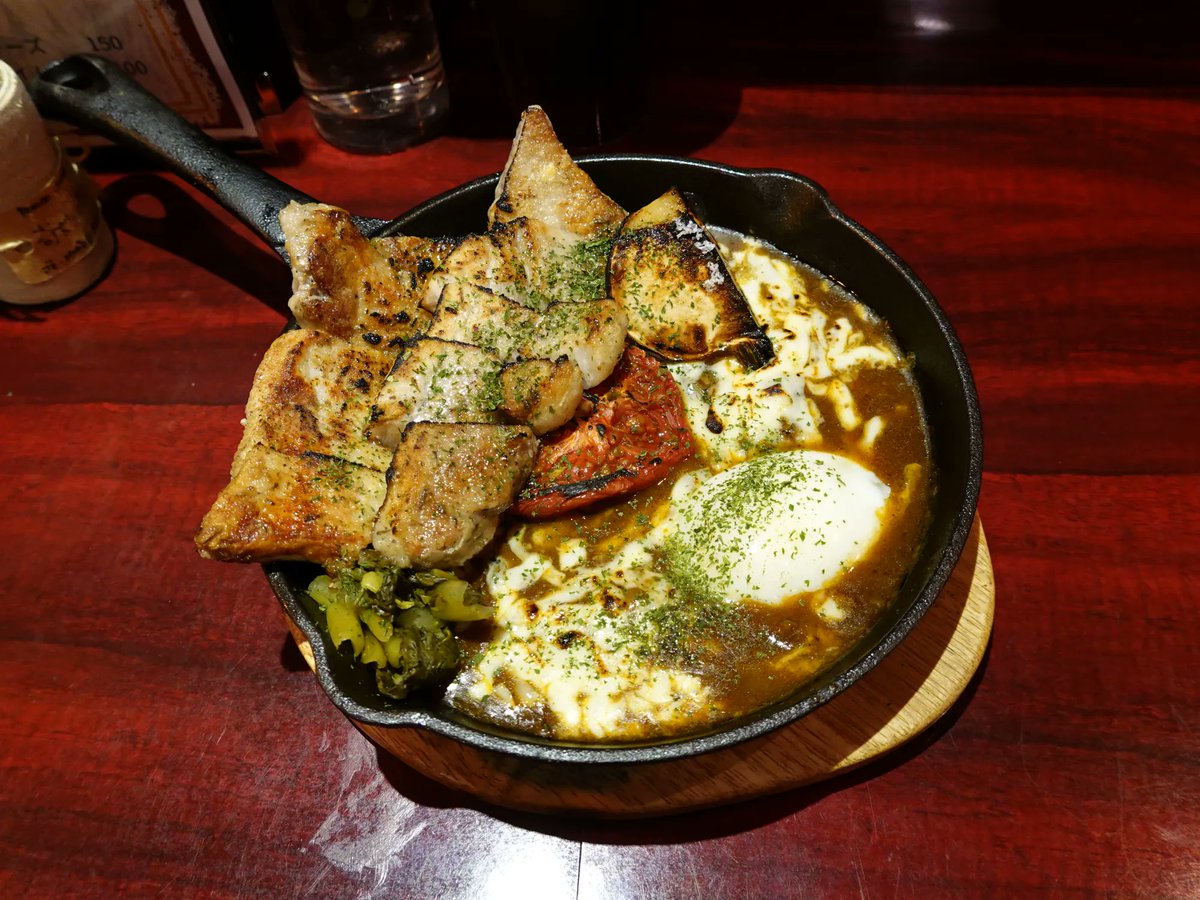 今日のランチは Roman Kitchen (<a href="/romanKitche/">Roman Kitchen</a>) に伺いました。
台東区秋葉原にある冒険をテーマにしたカレー屋さんで、ケルト音楽を聞きながらゲームの酒場に出てくるような料理をいただく事ができます。