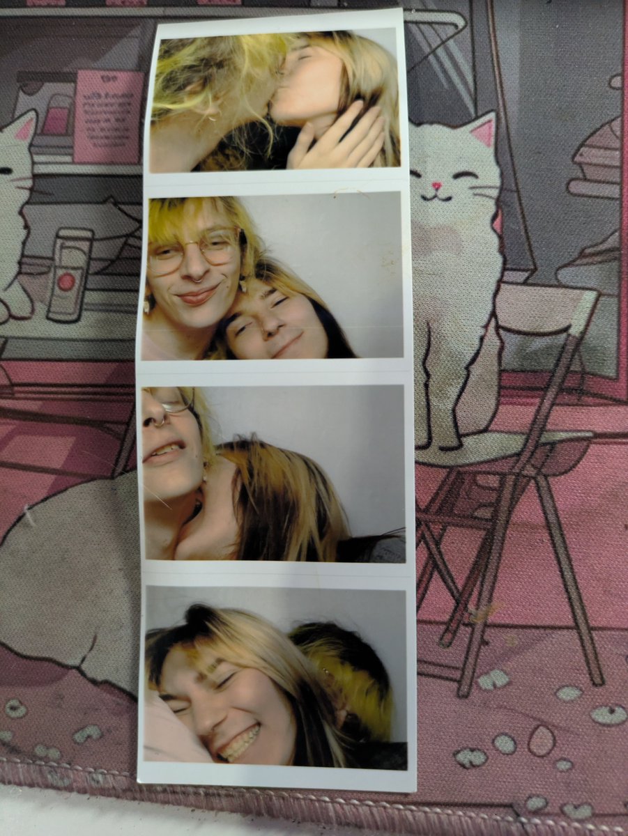 virtual girl tweet media