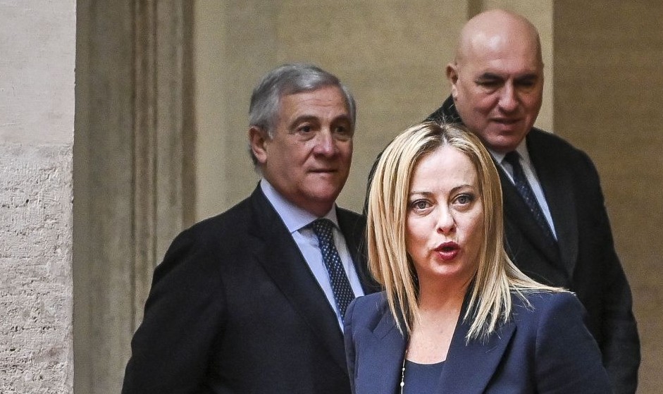 GlosweetyGlo's tweet image. #Crosetto va a Dubai in guerra 

#Tajani chiude le finestre 

#Meloni telefona a Sal da Vinci 

Sapete se c'è qualcuno che avrebbe potuto fare di peggio?

#Iran #RiformaDellaMagistratura 
#meloni_vergogna_nazionale 
#GovernoDiPagliacci #ioVoteròNO