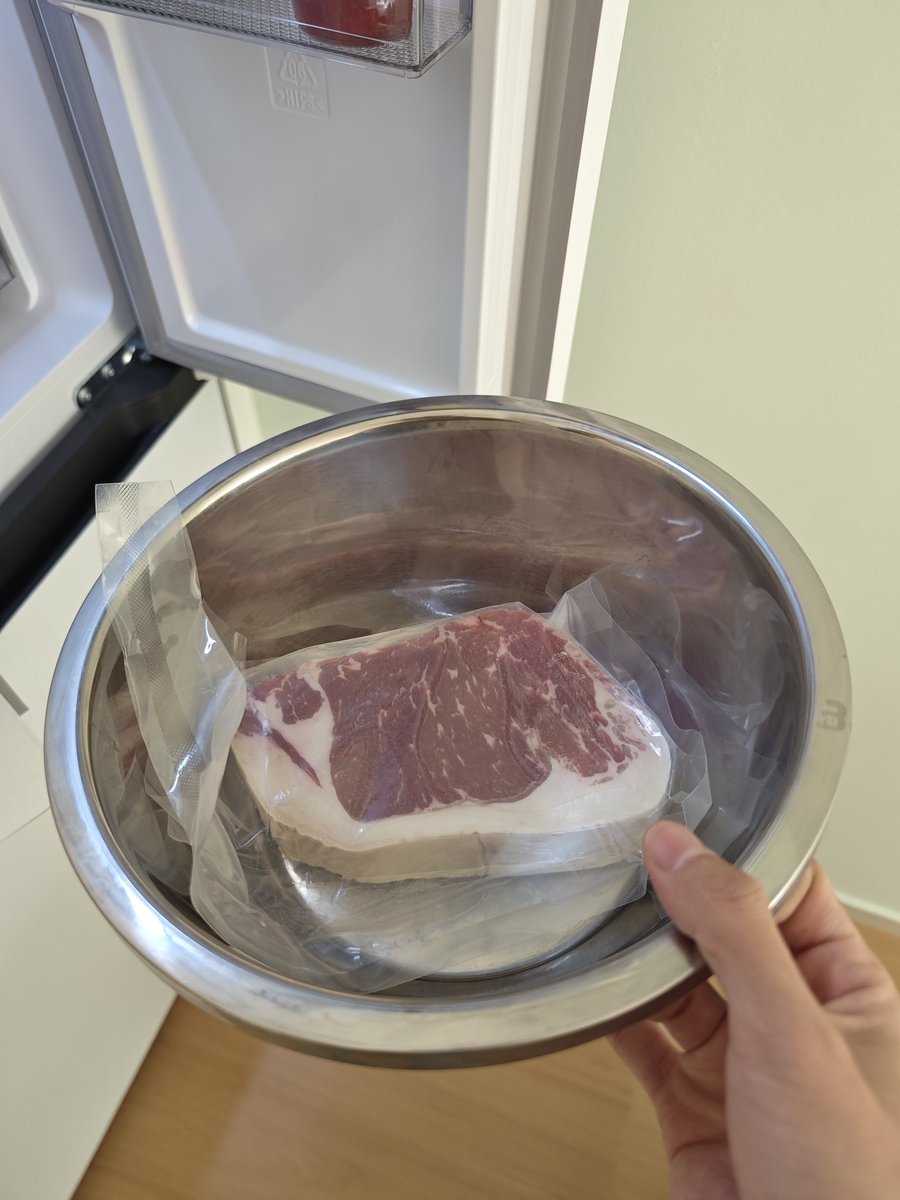ligangdan2's tweet photo. @Karl_Morley_ is this authentic american way of eating?I am Asian, and tonight I will combine steak with East Asian cuisine😋 https://t.co/y0ztnHxsse