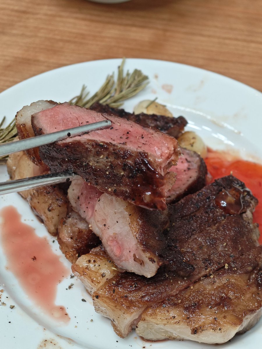 ligangdan2's tweet photo. @Karl_Morley_ is this authentic american way of eating?I am Asian, and tonight I will combine steak with East Asian cuisine😋 https://t.co/y0ztnHxsse