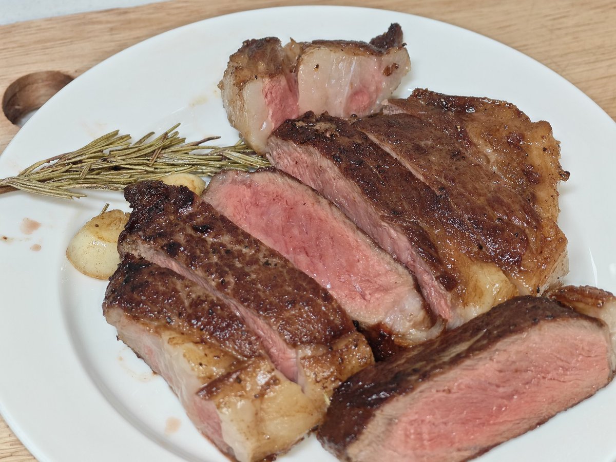 ligangdan2's tweet photo. @Karl_Morley_ is this authentic american way of eating?I am Asian, and tonight I will combine steak with East Asian cuisine😋 https://t.co/y0ztnHxsse