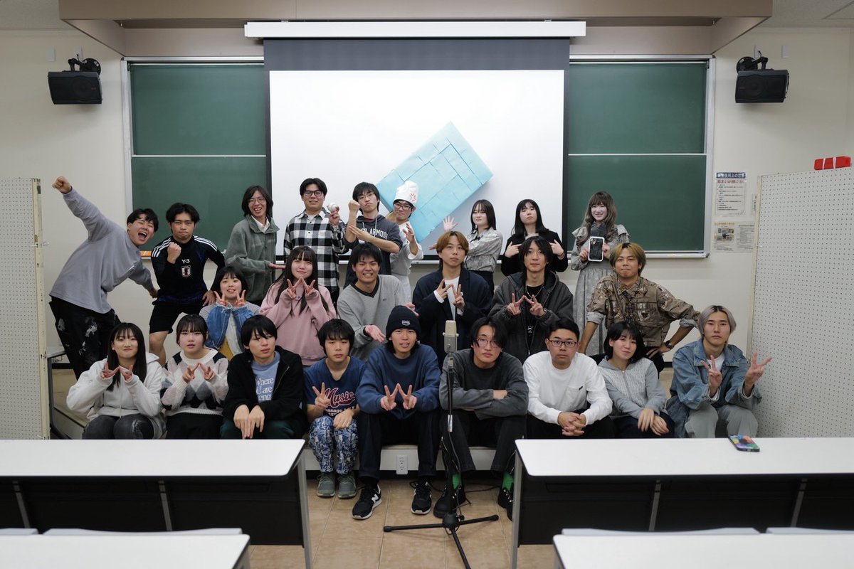 fuku_ww's tweet photo. 受験生の皆さん合格おめでとうございます‼️🌸

福島大学お笑い同好会では月一のネタ披露などの活動を行っております‼️
また、外部の大会で優勝をしているサークル員も⁉️

裏方や少しお笑いに興味があるという方も大歓迎です‼️
ぜひ春から一緒に活動してみませんか⁉️

#春から福大 #春から福島大学 https://t.co/uayTboN3XN