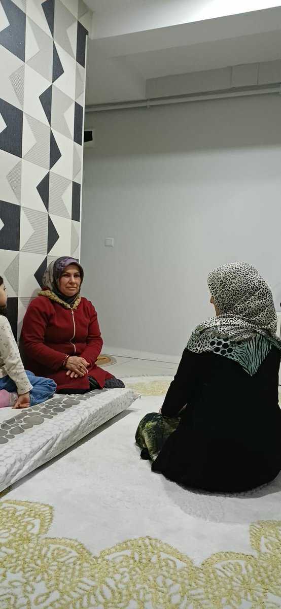 Akkadindiyarbkr's tweet photo. 📍 Hane Ziyareti

İl Kadın Kolları Başkanımız Sn. @mervenurseyit öncülüğünde, İl Kadın Kolları teşkilatımız ile birlikte Ramazan ayının manevi atmosferinde kıymetli hemşehrilerimize hane ziyaretinde bulunduk.

Gönül sofralarının bereketini paylaşarak hasbihal ettiğimiz ailemize misafirperverlikleri için teşekkür ediyor, Ramazan ayının hayırlara vesile olmasını diliyoruz. 🤲 #akkadın #MilletimizleNiyetimizBir #keşfetteyiz @AKKADINGM @tugbaisikercan @tulaykaynarca  @GalipEnsarioglu @mehmetsaityaz @Kepoluasuna  @GercekTekin @sevilcan8 @busragolgul @mervenurseyit