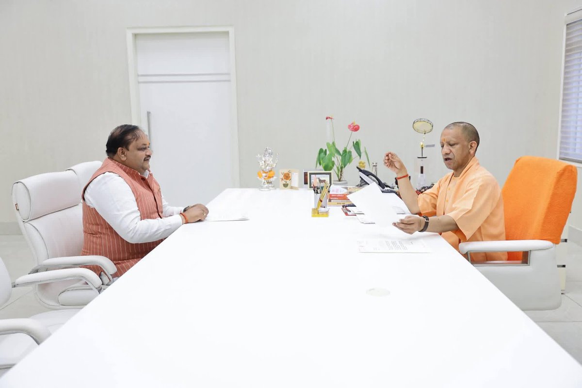 ArvindSingh0136's tweet photo. आज लखनऊ स्थित मा० मुख्यमंत्री श्री @myogiadityanath से शिष्टाचार भेंट की, आज के ही दिन 10/03/2022 को मेरे पूज्य पिताजी कीर्तिशेष श्री मानवेंद्र सिंह जी दोबारा चुनाव जीतकर विधानसभा पहुंचे थे लेकिन बीच में ही वह हम सभी को छोड़कर चले गए थे। https://t.co/Do1bSrpcWx