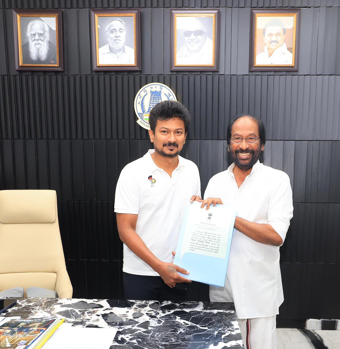 dmk_youthwing's tweet photo. கழகத்தின் சார்பில் மாநிலங்களவை உறுப்பினராக தேர்வு செய்யப்பட்டுள்ள கழக துணைப் பொதுச் செயலாளர் திரு. @tiruchisiva அவர்களுக்கும், தலைமைக் கழகச் செய்தி தொடர்புக்குழு செயலாளர் திரு. @Prof_Constandin அவர்களுக்கும் கழக இளைஞர் அணிச் செயலாளர் – மாண்புமிகு துணை முதலமைச்சர் @udhaystalin அவர்கள் வாழ்த்துகளைத் தெரிவித்து மகிழ்ந்தார்.

#DMK4TN