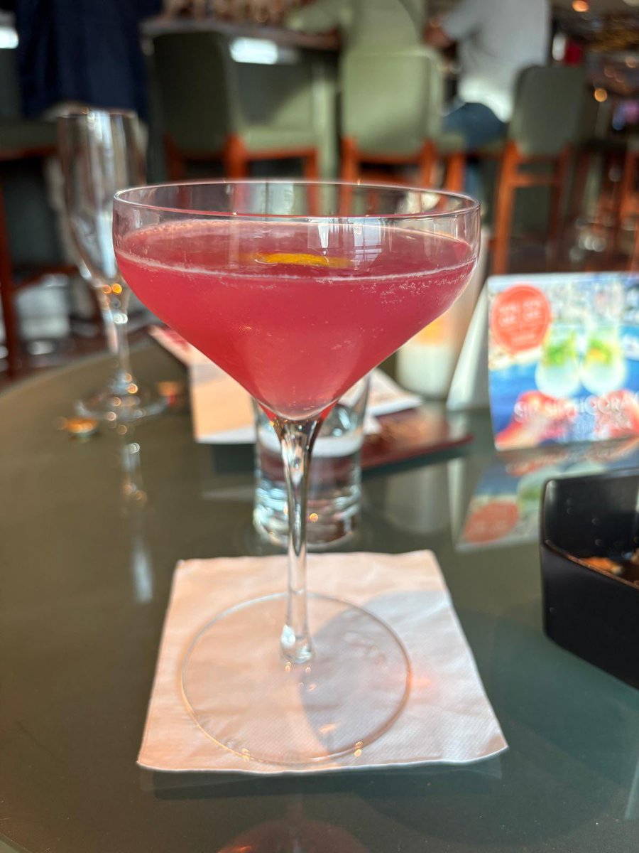 bagshaw2112's tweet image. Tonight’s #cocktail of choice . A radio active looking  #cosmopolitan #happyhour @CelebrityCruise