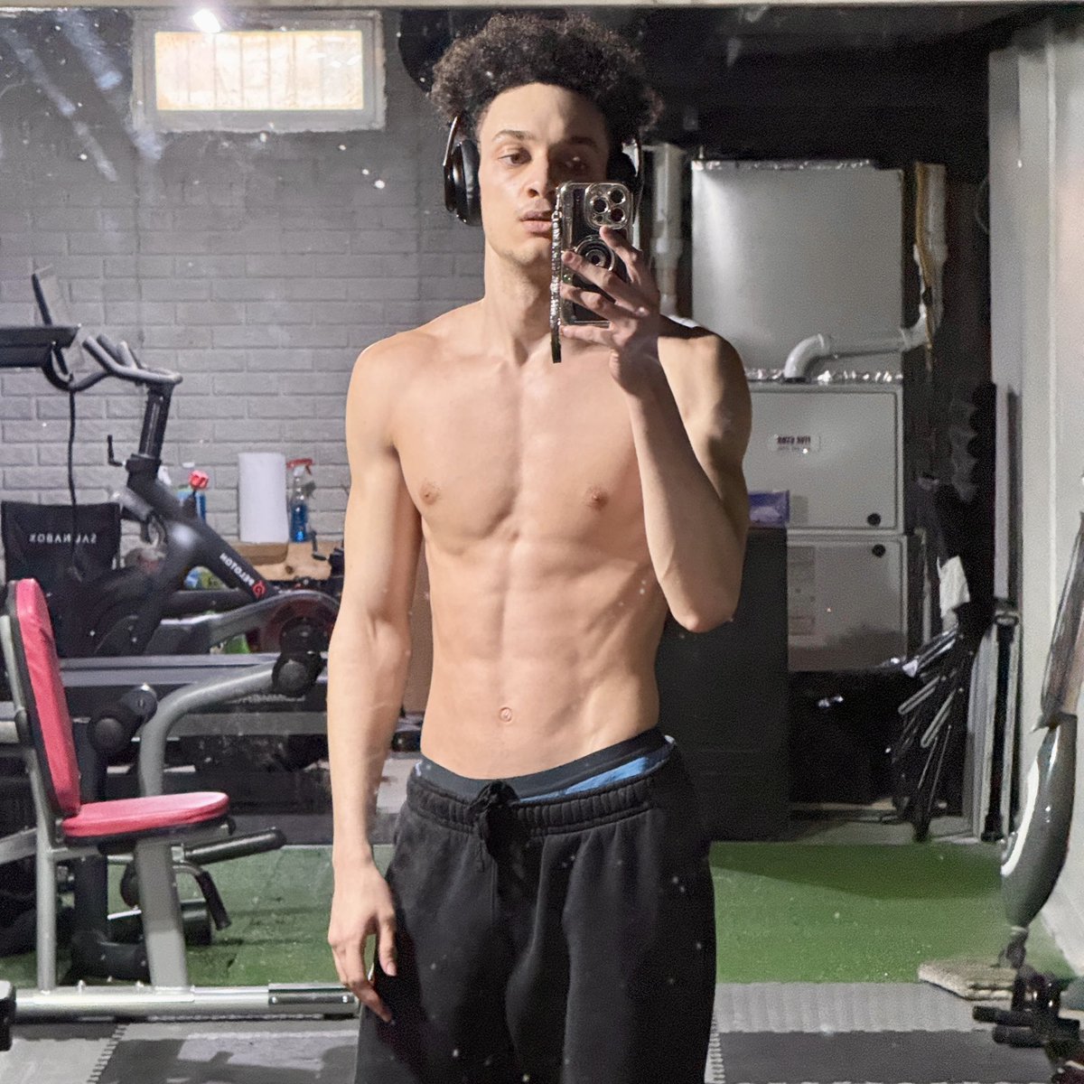 david_pittz's tweet image. Built in the silence. 🎧💪

#FitnessModel #AestheticPhysique #HomeGymLife