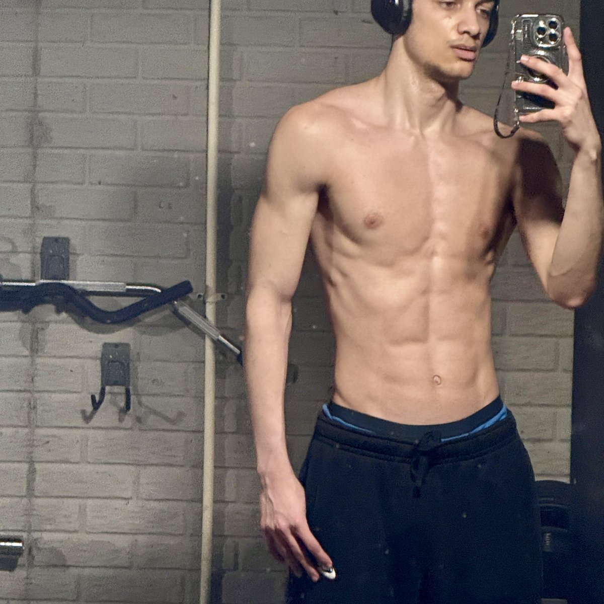 david_pittz's tweet image. Built in the silence. 🎧💪

#FitnessModel #AestheticPhysique #HomeGymLife