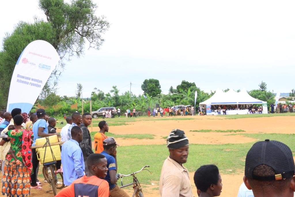 BugeseraDistr's tweet image. Kuri iki gicamunsi, ku kibuga cy'umupira cya Kabeza muri #Ngeruka, habereye ubukangurambaga bugamije kurengera no guteza imbere umwana n'umuryango binyuze mu mukino w'umupira w'amaguru wahuje #Ngeruka na #Kamabuye.
Bwateguwe na @CaritasRwanda, #BamporezeAssociation na #Imbaraga