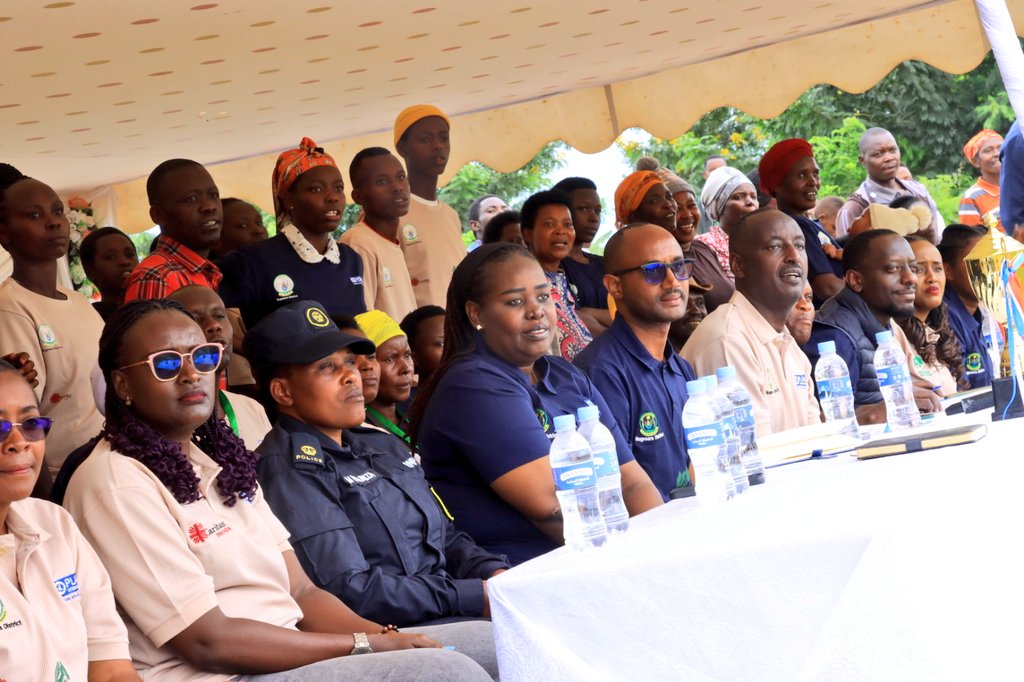 BugeseraDistr's tweet image. Kuri iki gicamunsi, ku kibuga cy'umupira cya Kabeza muri #Ngeruka, habereye ubukangurambaga bugamije kurengera no guteza imbere umwana n'umuryango binyuze mu mukino w'umupira w'amaguru wahuje #Ngeruka na #Kamabuye.
Bwateguwe na @CaritasRwanda, #BamporezeAssociation na #Imbaraga