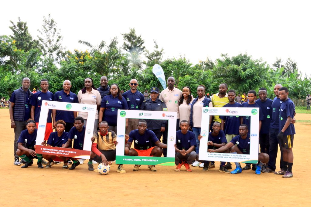 BugeseraDistr's tweet image. Kuri iki gicamunsi, ku kibuga cy'umupira cya Kabeza muri #Ngeruka, habereye ubukangurambaga bugamije kurengera no guteza imbere umwana n'umuryango binyuze mu mukino w'umupira w'amaguru wahuje #Ngeruka na #Kamabuye.
Bwateguwe na @CaritasRwanda, #BamporezeAssociation na #Imbaraga