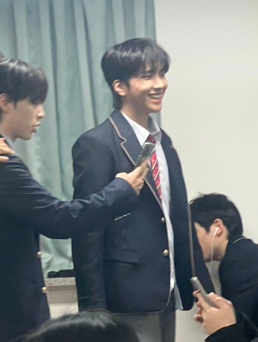 น้องหลุยไปโรงเรียนไม่ถึงเดือนได้เพื่อนเยอะมาก โอยุลเรียนสามปีมีเพื่อนอยู่ 1 คนถ้วน